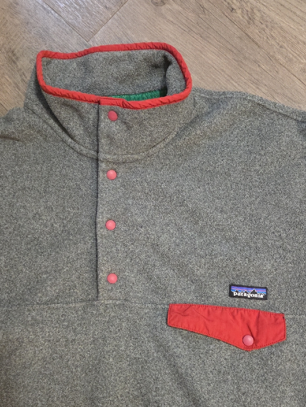 Patagonia • Synchilla Snap-T Lightweight Fleece Pullover (Grey with Red Trim) - Picture 3 of 10